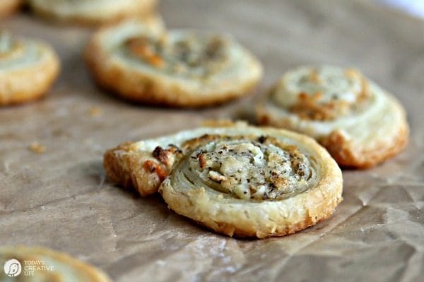 Puff Pastry Garlic Parmesan Spirals | Easy to make finger food | Savory pinwheels | Party food appetizers | TodaysCreativeLife.com