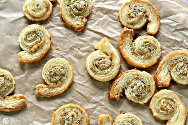 Puff Pastry Garlic Parmesan Spirals | Easy to make finger food | Savory pinwheels | Party food appetizers | TodaysCreativeLife.com