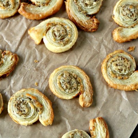 Puff Pastry Garlic Parmesan Spirals | Easy to make finger food | Savory pinwheels | Party food appetizers | TodaysCreativeLife.com