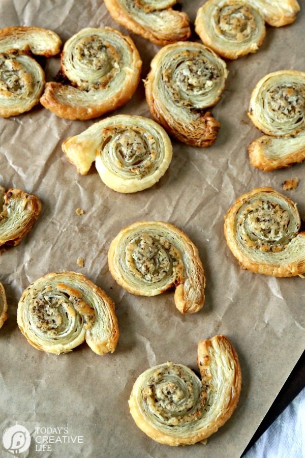 Puff Pastry Garlic Parmesan Spirals | Easy to make finger food | Savory pinwheels | Party food appetizers | TodaysCreativeLife.com