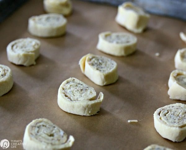 Puff Pastry Garlic Parmesan Spirals | Easy to make finger food | Savory pinwheels | Party food appetizers | TodaysCreativeLife.com