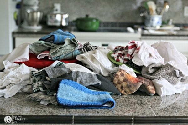 Simple Organizing Solutions for Kitchen Linens | Organizing kitchen drawers | Simple organizing ideas for your kitchen | TodaysCreativeLife.com