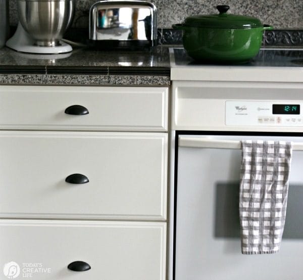 Simple Organizing Solutions for Kitchen Linens | Organizing kitchen drawers | Simple organizing ideas for your kitchen | TodaysCreativeLife.com