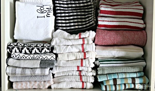 Simple Organizing Solutions for Kitchen Linens | Organizing kitchen drawers | Simple organizing ideas for your kitchen | TodaysCreativeLife.com