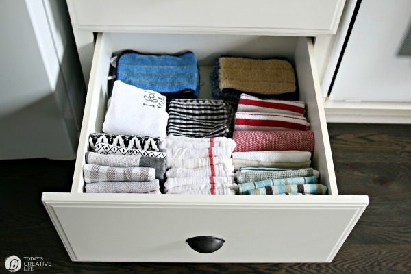 Simple Organizing Solutions for Kitchen Linens | Organizing kitchen drawers | Simple organizing ideas for your kitchen | TodaysCreativeLife.com