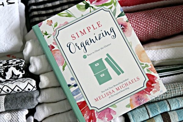 Simple Organizing Solutions for Kitchen Linens | Organizing kitchen drawers | Simple organizing ideas for your kitchen | TodaysCreativeLife.com