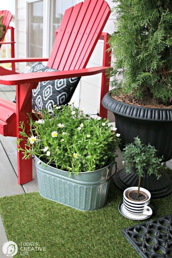 Simple Porch Decorating for Spring | Decorate your Front Porch | DIY Decorating | Budget Friendly Decor | Porch decor ideas | TodaysCreativeLife.com