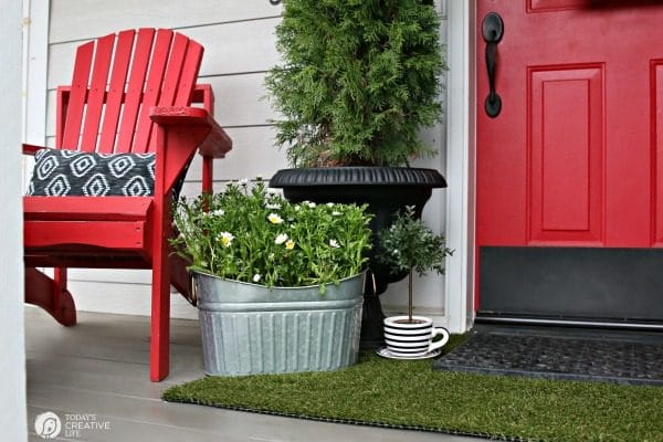 Simple Porch Decorating for Spring | Decorate your Front Porch | DIY Decorating | Budget Friendly Decor | Porch decor ideas | TodaysCreativeLife.com