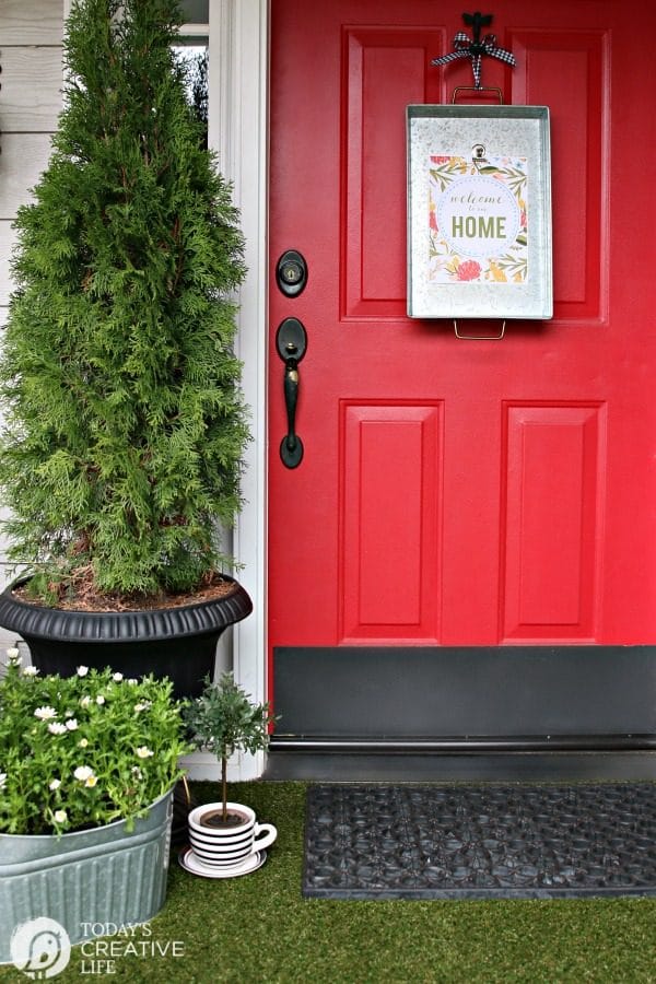 Simple Porch Decorating for Spring | Decorate your Front Porch | DIY Decorating | Budget Friendly Decor | Porch decor ideas | TodaysCreativeLife.com