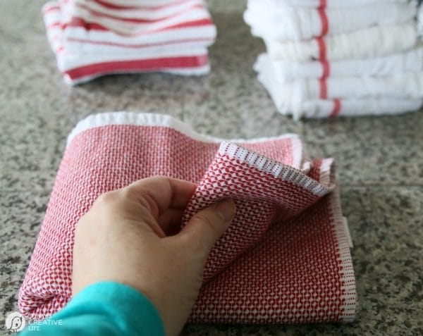 Simple Organizing Solutions for Kitchen Linens | Organizing kitchen drawers | Simple organizing ideas for your kitchen | TodaysCreativeLife.com