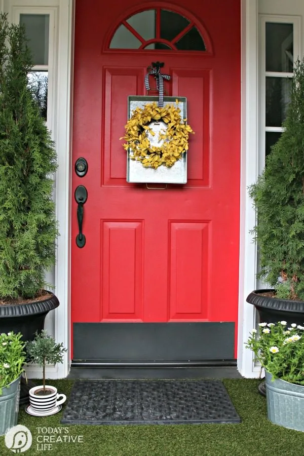 Simple Porch Decorating for Spring | Decorate your Front Porch | DIY Decorating | Budget Friendly Decor | Porch decor ideas | TodaysCreativeLife.com