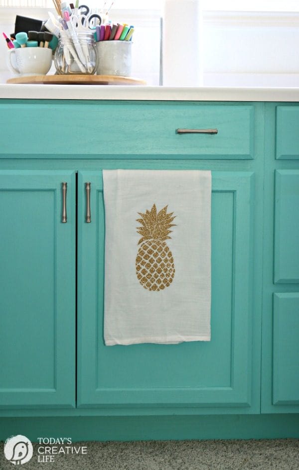 Cricut Explore Air 2 Home Decor Ideas - Martha Stewart Collection | Create Easy DIY Home Decor | Pineapple Design, Gold Glitter Iron-on using the EasyPress | TodaysCreativeLife.com