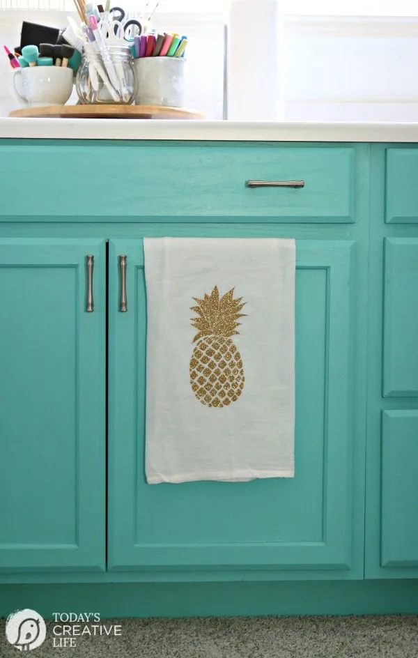 Cricut Explore Air 2 Home Decor Ideas - Martha Stewart Collection | Create Easy DIY Home Decor | Pineapple Design, Gold Glitter Iron-on using the EasyPress | TodaysCreativeLife.com