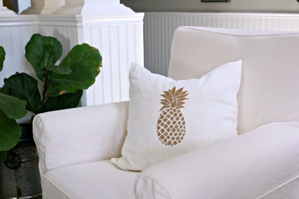 Cricut Explore Air 2 Home Decor Ideas - Martha Stewart Collection | Create Easy DIY Home Decor | Pineapple Design, Gold Glitter Iron-on using the EasyPress | TodaysCreativeLife.com
