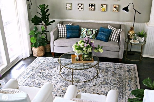 Living Room Ideas on a Budget | inexpensive budget friendly decorating ideas | Easy decorating ideas | Tables for living room | Adding color to your decor | TodaysCreativeLIfe.com