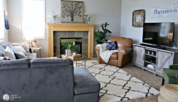 Family Room Ideas on a Budget | Decorating ideas for your living room or family room. Inexpensive Decor | Budget Friendly | TodaysCreativeLIfe.com