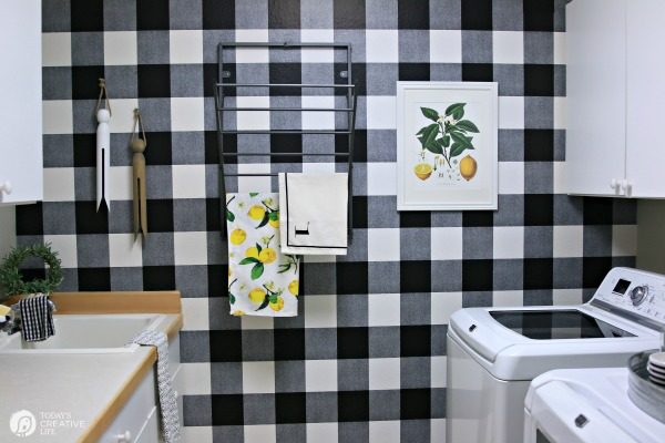 Black and White Laundry Room Makeover | TodaysCreativeLife.com
