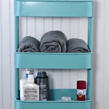 College Apartment Bathroom Essentials for guys | Start with the basics for a well stocked college bathroom. Fluffy Towels, Stylish decor, all the toiletries and more. Free Printable Bathroom Essentials List. | TodaysCreativeLife.com