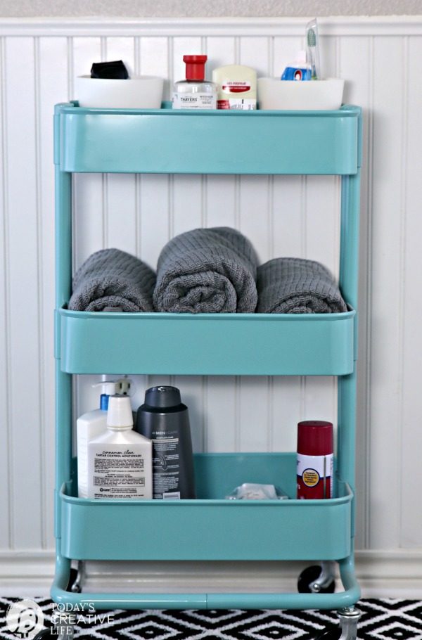 College Apartment Bathroom Essentials for guys | Start with the basics for a well stocked college bathroom. Fluffy Towels, Stylish decor, all the toiletries and more. Free Printable Bathroom Essentials List. | TodaysCreativeLife.com