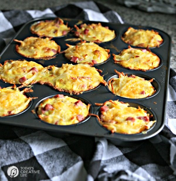 Hash Brown Ham and Cheese Egg Cups | Easy to make breakfast ideas | TodaysCreativeLIfe.com