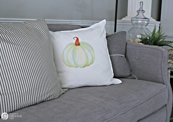 DIY/ Iron-On Pumpkin Pillows for Fall | TodaysCreativeLIfe.com