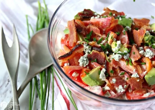 Tomato Avocado BAcon salad with Bleu Cheese Dressing | todayscreativelife.com