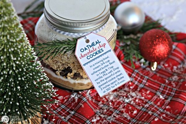 Cookie mix in a jar gift | Oatmeal Cookie Mix and Recipe | Free printable Tag | TodaysCreativeLife.com
