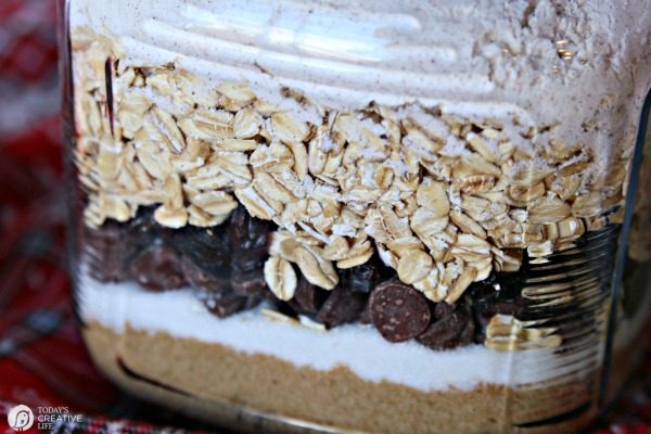 Oatmeal Layered Cookie mix in a jar | TodaysCreativeLife.com