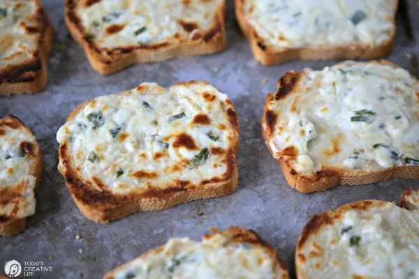 Garlic Cream Cheese Toasted French Bread REcipe | todaysCreativeLife.com