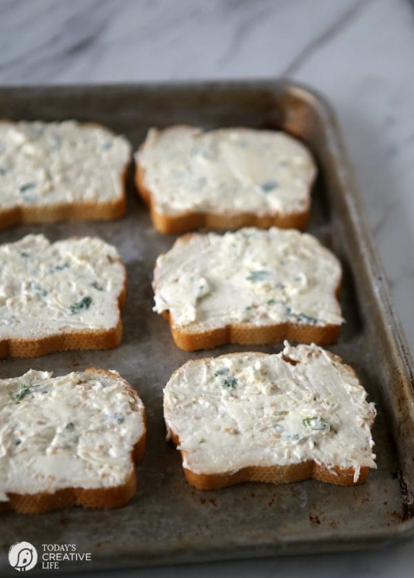 Cream Cheese Garlic Cheese Spread French Bread | TodaysCreativeLife.com