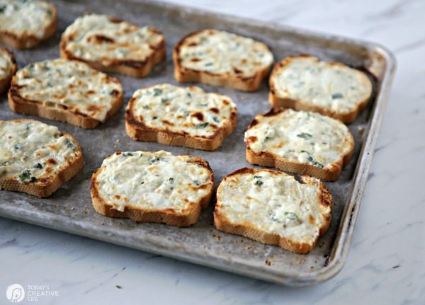 Garlic Cheesy French Bread Recipe | TodaysCreativeLife.com