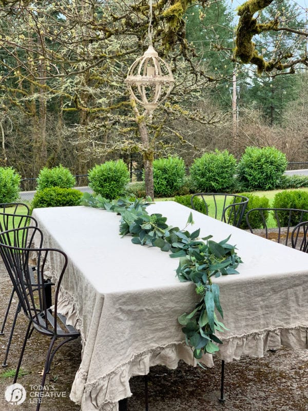 EAsy Outdoor Centerpiece | TodaysCreativeLife.com