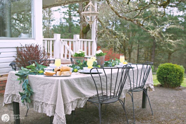 Decorating your outdoor Table | TodaysCreativeLife.com