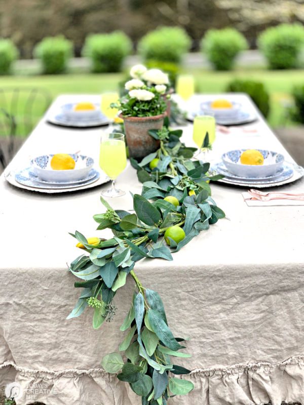 Citrus and greens table runner | TodaysCreativeLife.com
