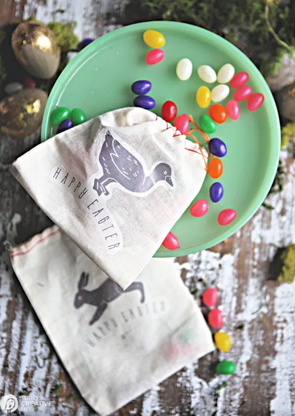 DIY Easter Treat Bags | Easter Craft Ideas | Place setting ideas for your Easter table | Spring Crafts | TodaysCreativeLife.com