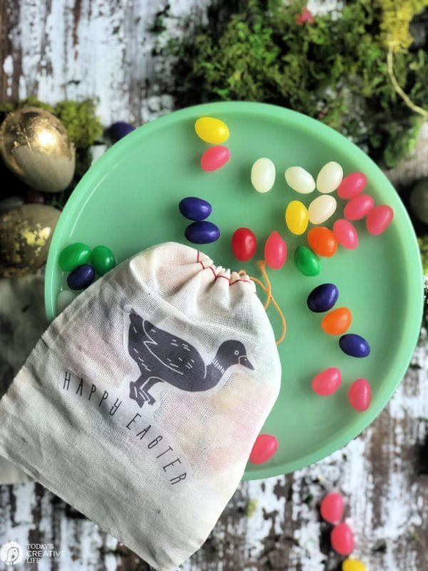 DIY Easter Gift Bags | Iron-on Transfer Paper Gift ideas | TodaysCreativeLife.com