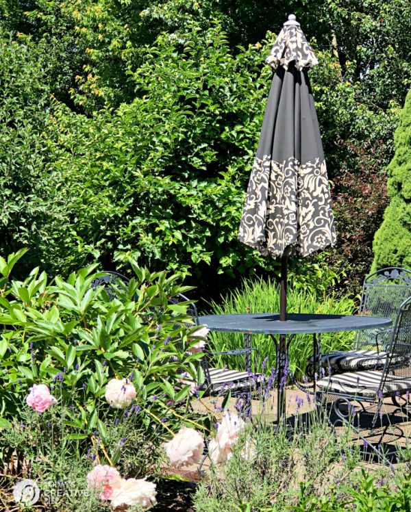 outdoor table and patio umbrella | TodaysCreativeLife.com