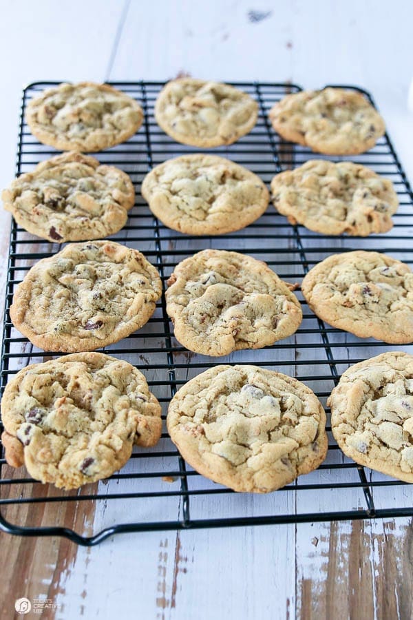 Cookies cooling on a cookie rack